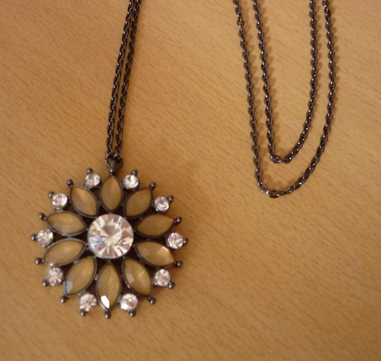 Corrente cor antracite com pingente de flor strass com pedras bege – photo 3